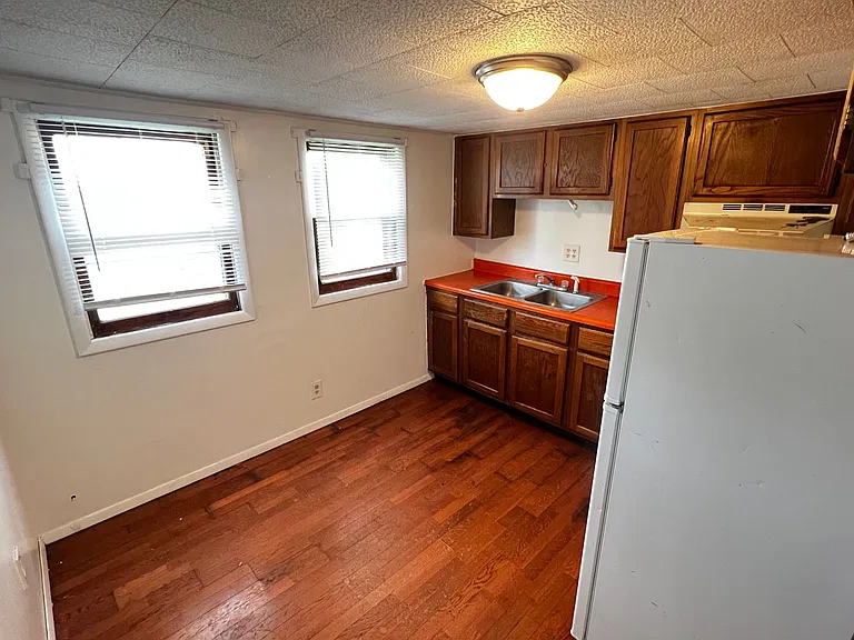 224 N Oak St — Photo 5