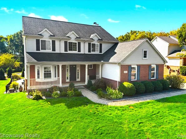 4221 Warrington Dr, Wixom, MI 48393