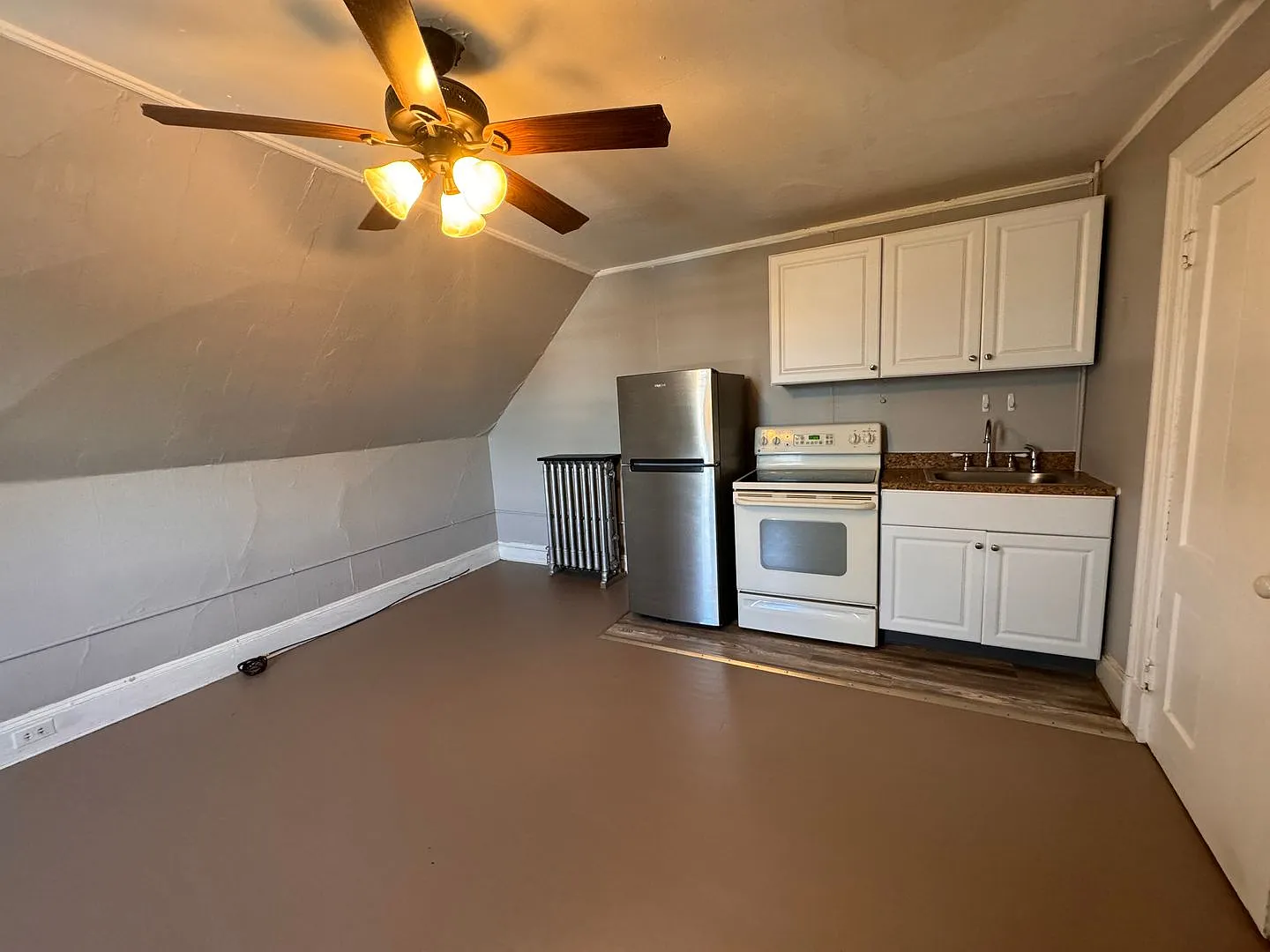 Compact Convenience: Efficiency Studio Next to Hospital, Utilities Included — Photo 4
