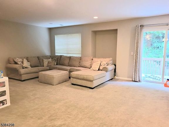 4th image of 32 Portsmouth Ct #1409
