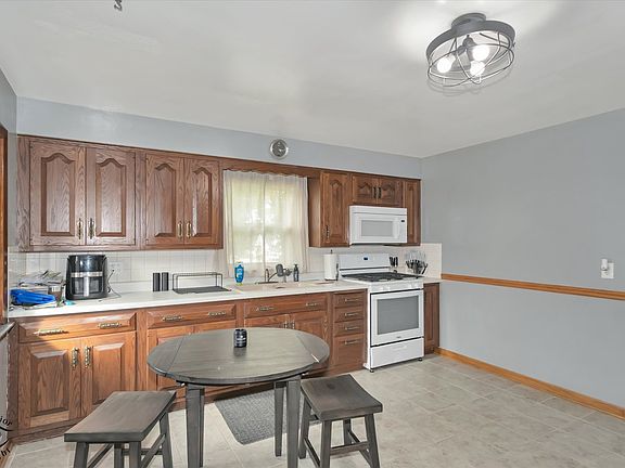 5th image of 528 Penfield St