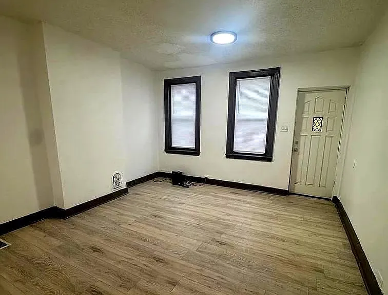 2116 E Cambria St — Photo 3