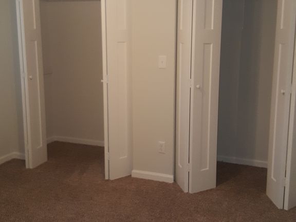 5th image of 210 Edwina Ct