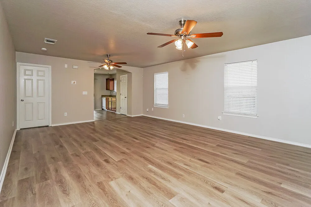 3 bed, 2.0 bath, 1345 sqft, $1,450 — Photo 4