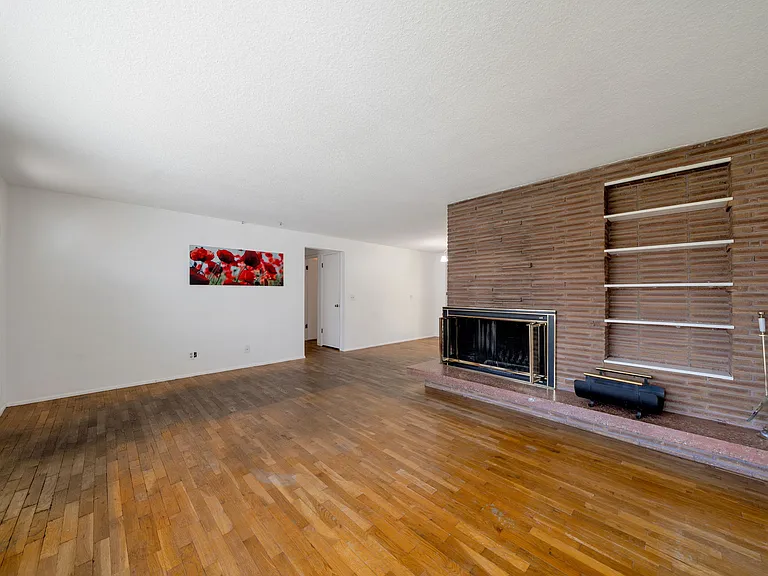 1005 9th St NE — Photo 2