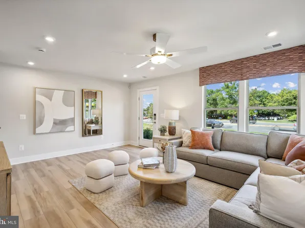 2105 Acadia Rd, Herndon, VA 20170