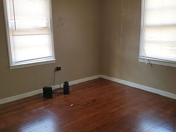 3rd image of 206 Celia St