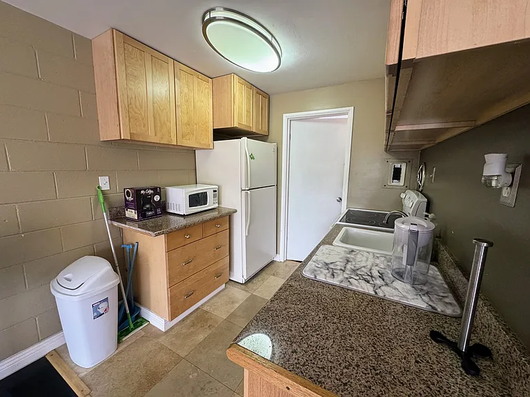 1427 Alexander St #208 — Photo 4