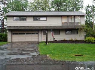 4940 Glen Robin Dr, Syracuse, NY 13215