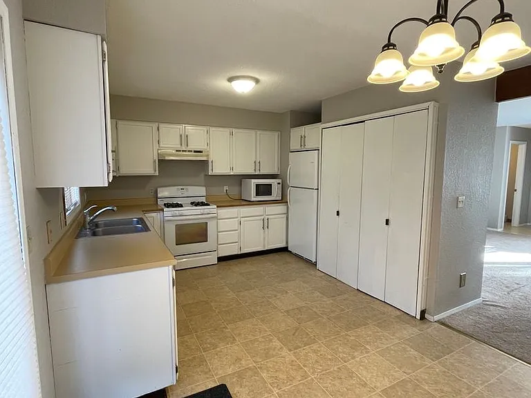 3025 N Cambay Ct — Photo 4