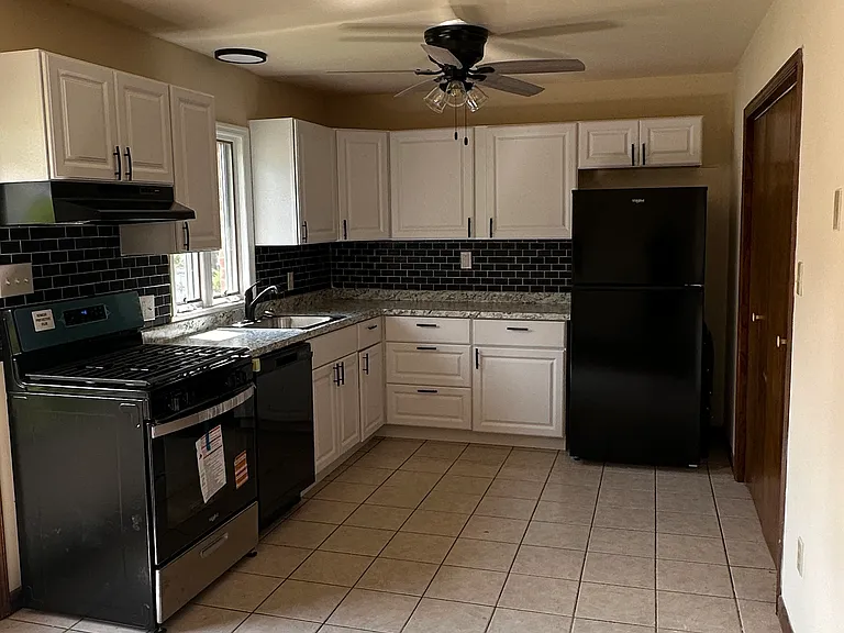 411 Marion St — Photo 4