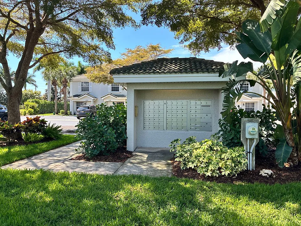 8050 Pacific Beach Dr