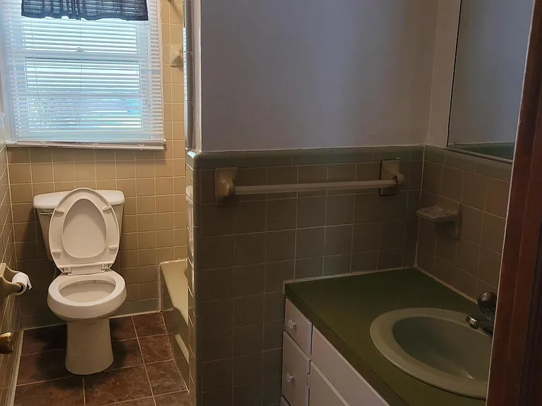 1313 Lincoln St #B — Photo 5