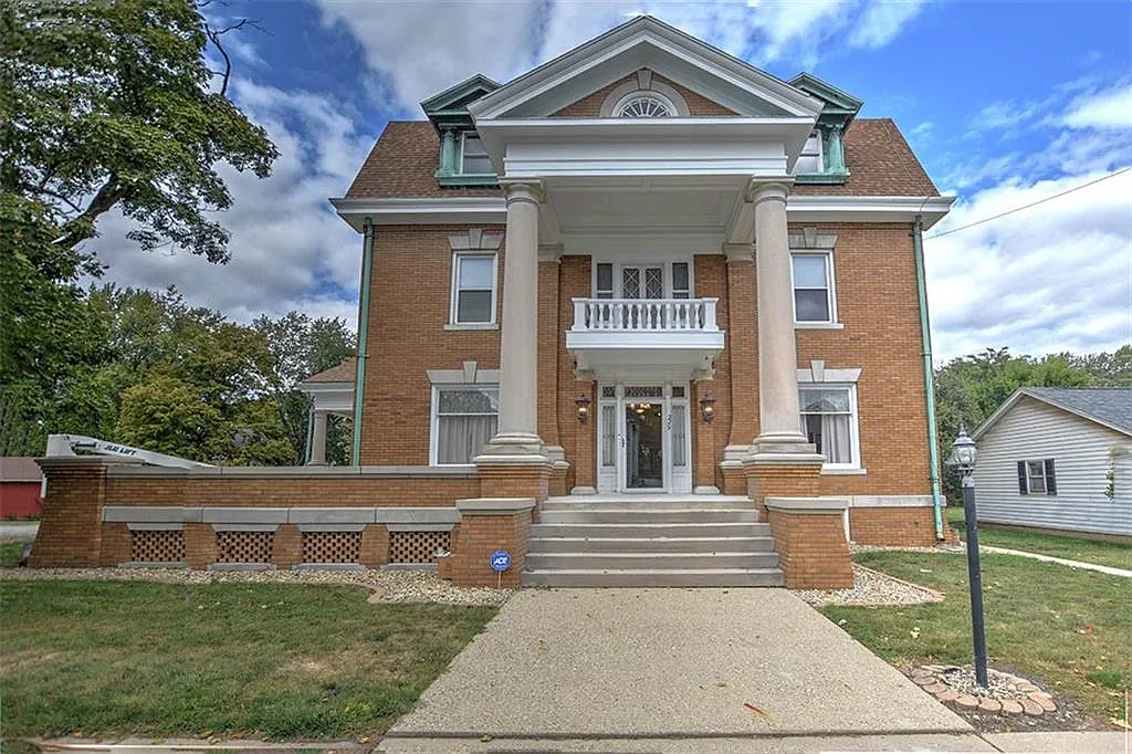 229 W Washington St photo 1