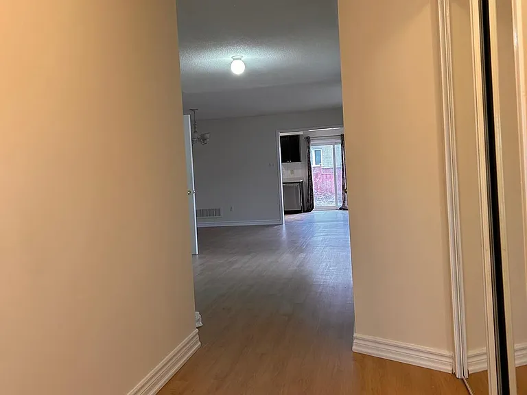 6885 Tassel Cres — Photo 11