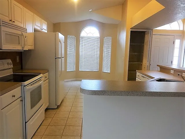 4 bed, 2.0 bath, 1677 sqft, $2,700 — Photo 4