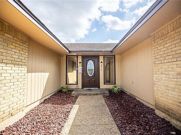 2nd image of 902 Venice Cir