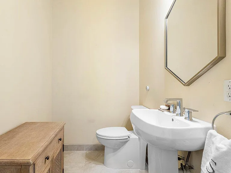 1875 Highland Grove Dr — Photo 23