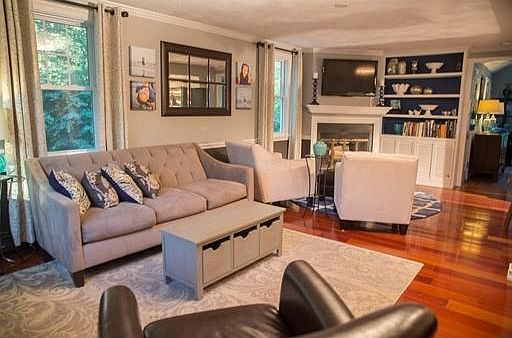 3rd image of 25 Woodbury Ln