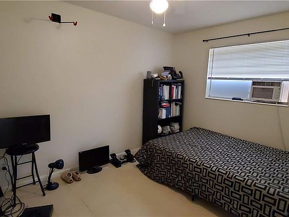 5th image of 817 22nd St APT 4