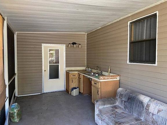 4th image of 404 Poinsianna Dr