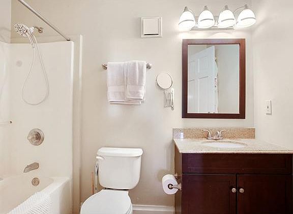 5th image of 921 Poeyfarre St #119