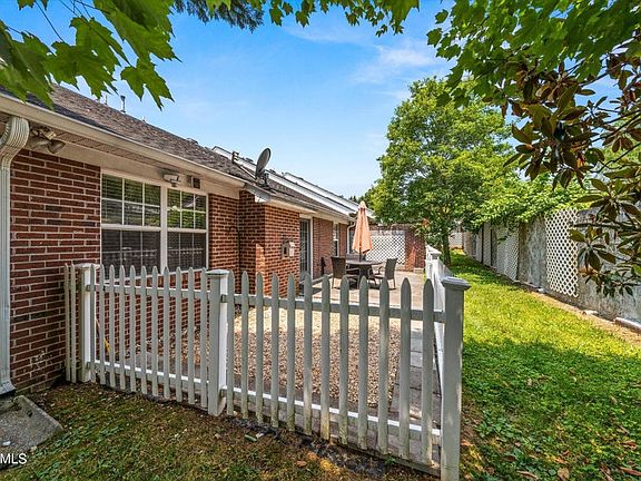 4th image of 422 Brookshire Way #422