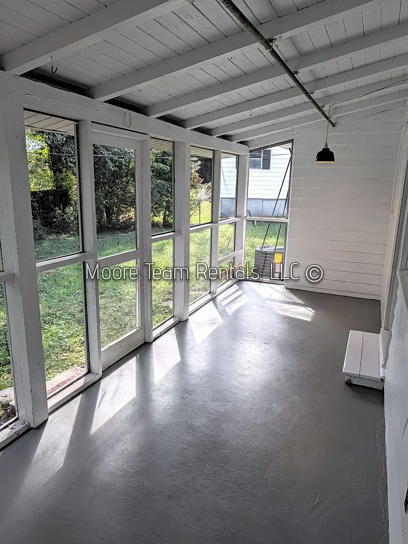 2 Bedroom House - Flat Yard with Beautiful Lawn & Large Screened in Porch — Photo 4