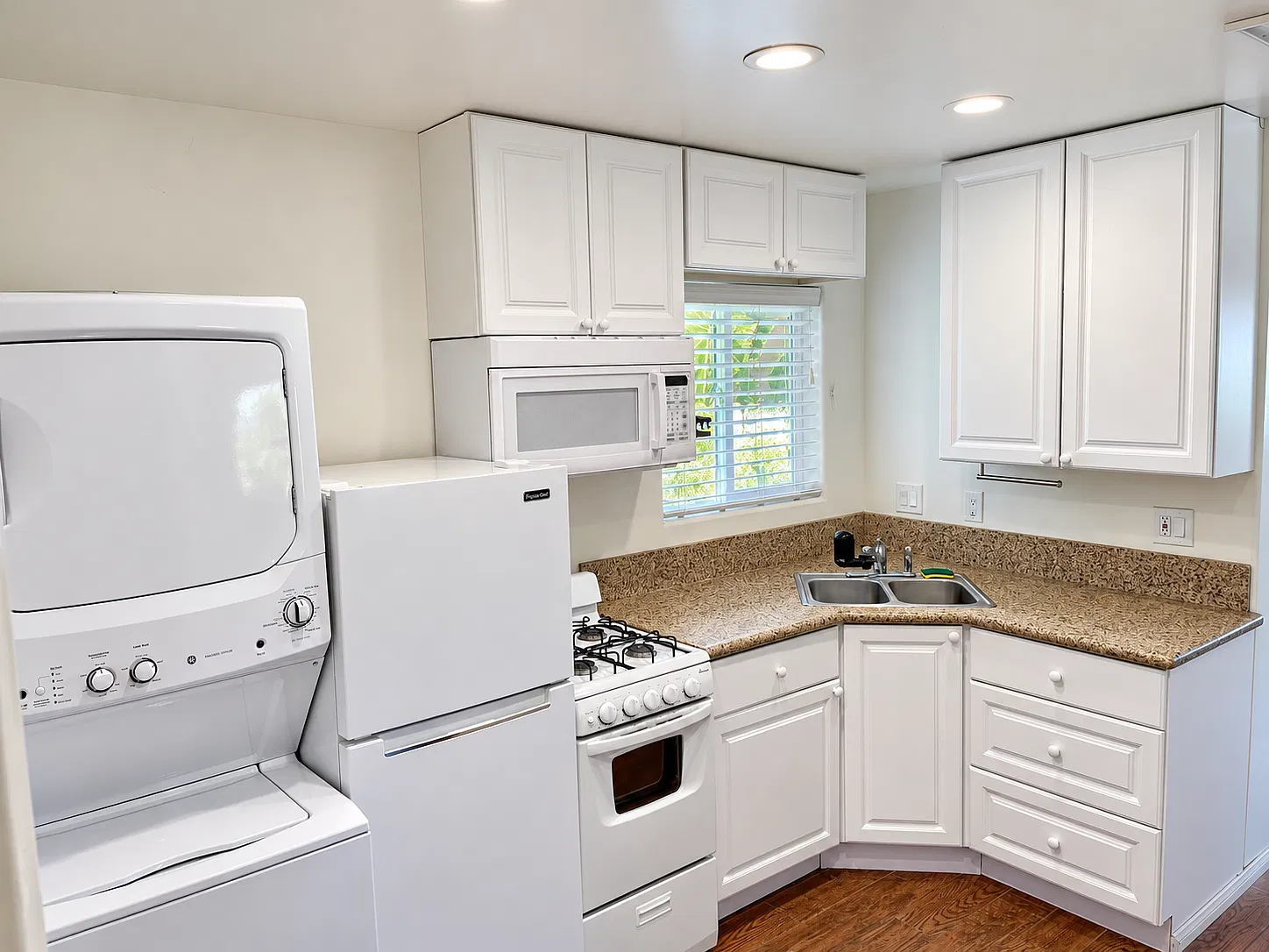 2 bed, 684 sqft, $2,075 — Photo 3
