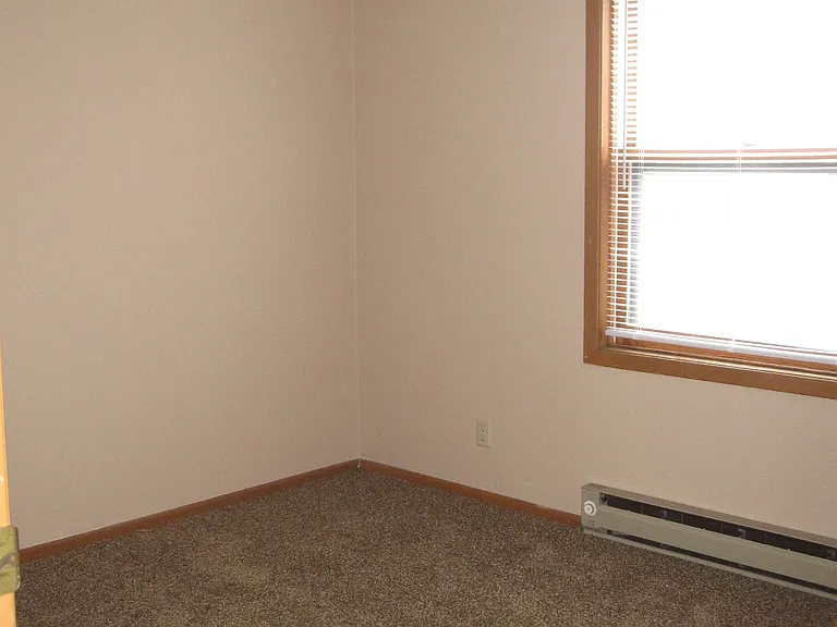 325 W 9th St #B — Photo 12