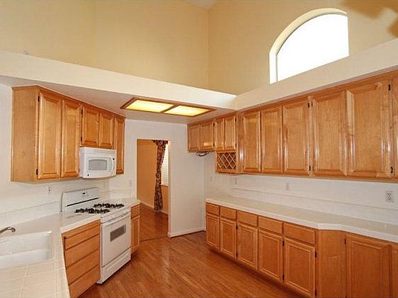 4th image of 1007 Woodroe Ct #1