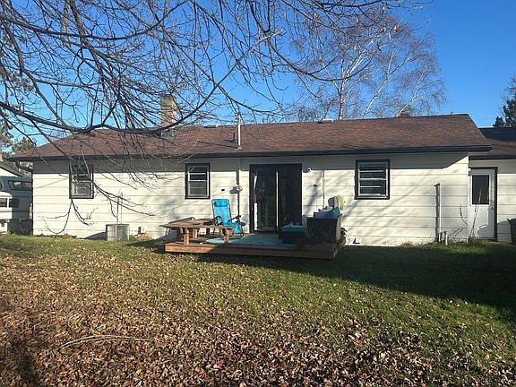2nd image of 807 Willow Ln