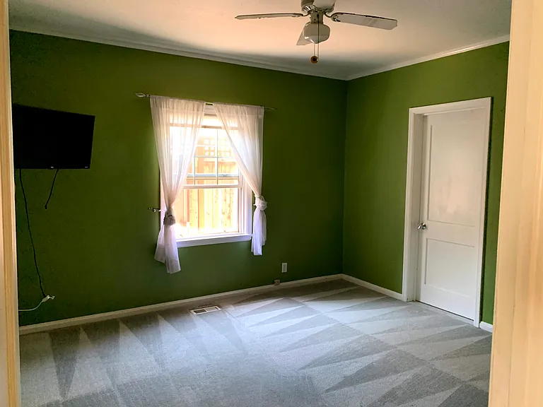 1111 W Elm St — Photo 8