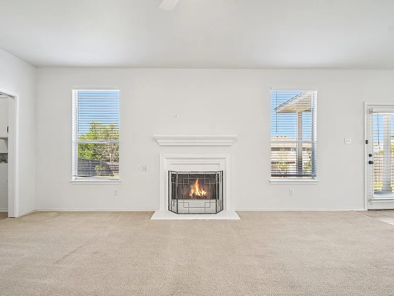 217 Killian Loop — Photo 4