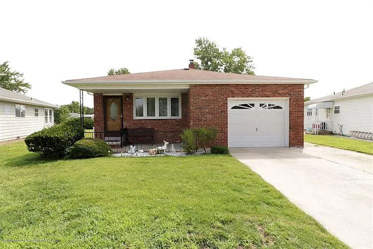 172 Harrington Dr N photo 1
