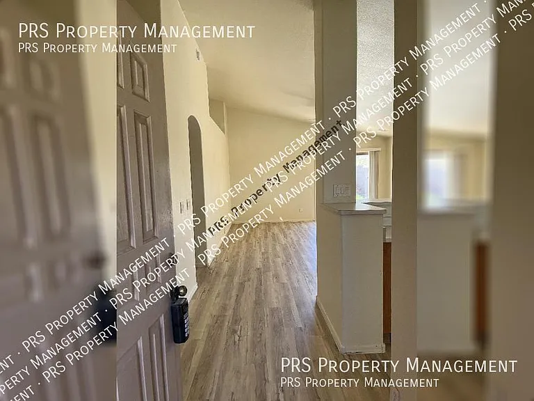 1744 E Robin Ln — Photo 2