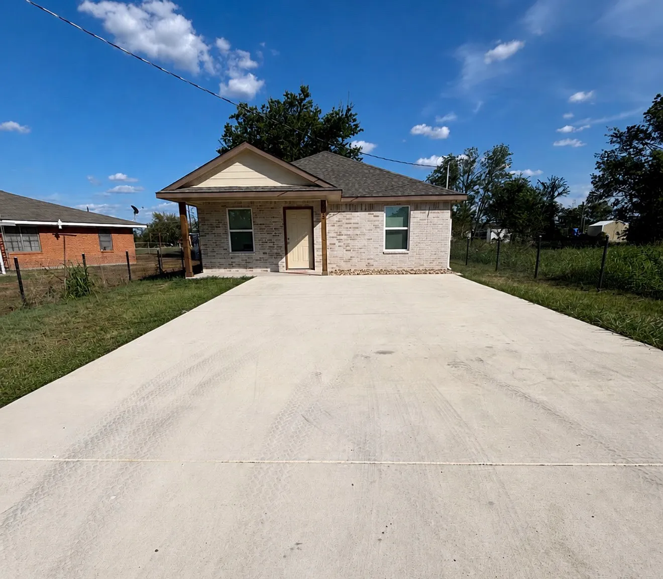 2 bed, 868 sqft, $1,350 — Photo 1