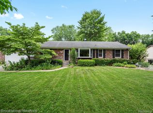 2830 Harrington Rd, Rochester Hills, MI 48307