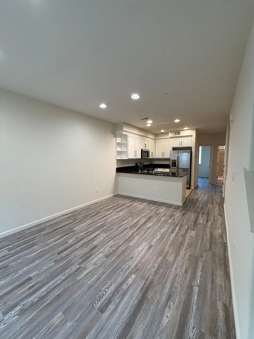 Beautiful Willow Glen / Almaden Walk Community Townhome with 2-Car Garage, High Ceilings & Privat... — Photo 4
