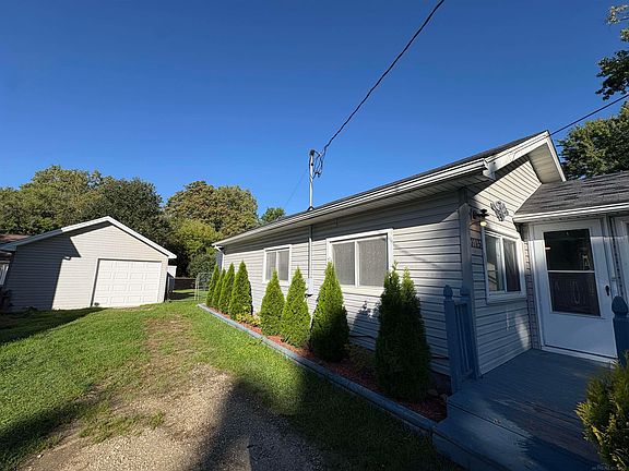 3rd image of 3185 Delaney St