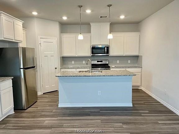 4th image of 1312 McQueeny Dr