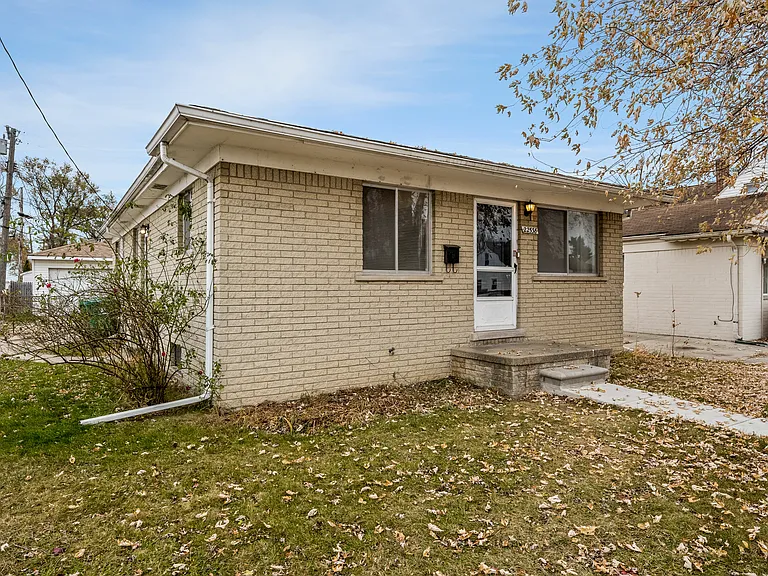 22538 Brittany Ave — Photo 2