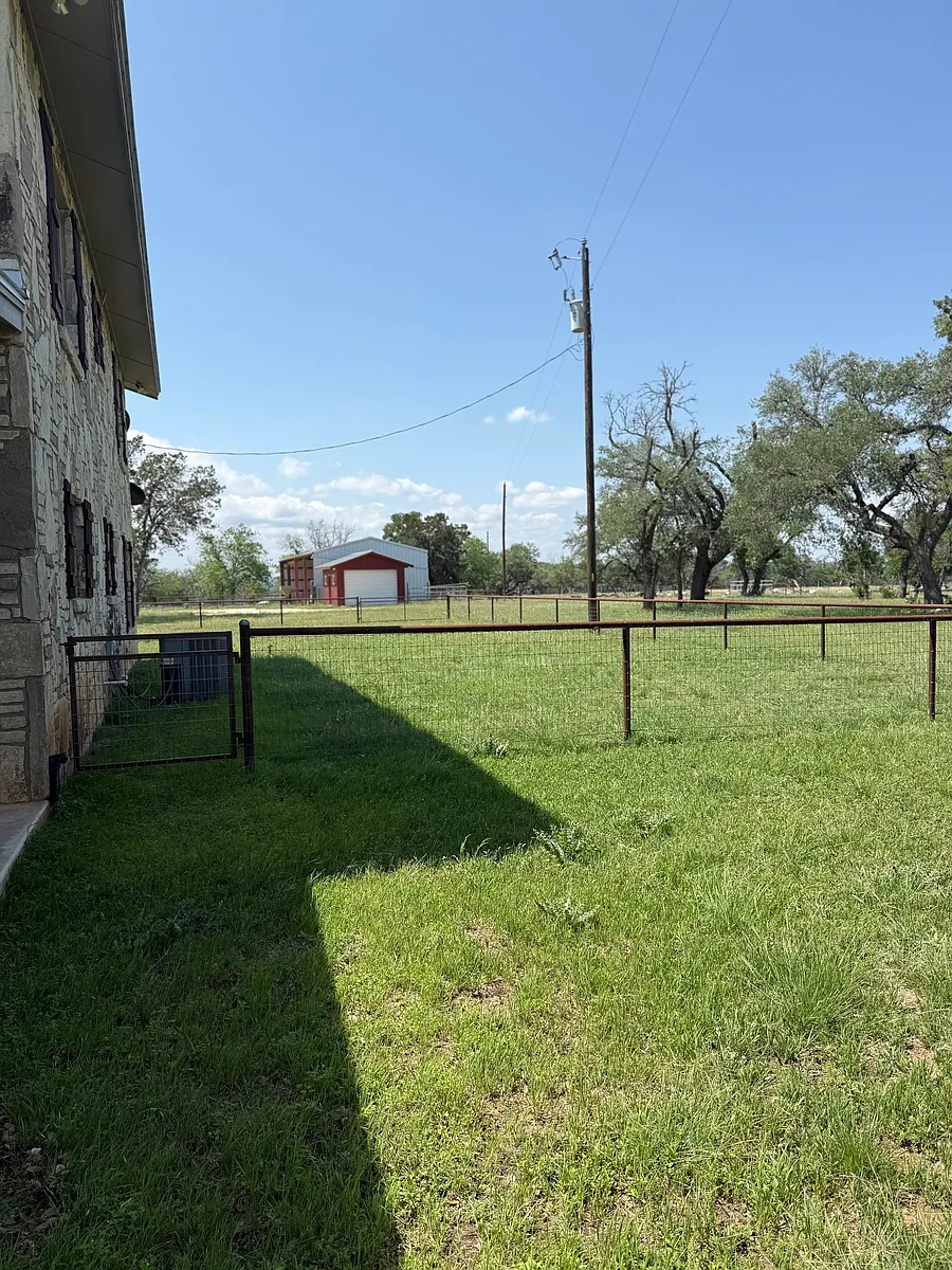 Building Photo - 517 FM 473