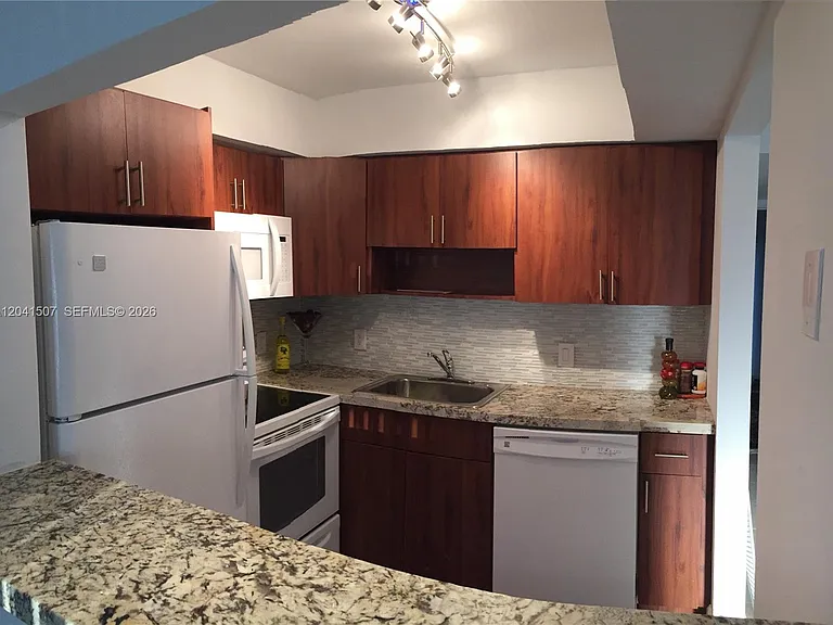 165 Ellesmere #C — Photo 3