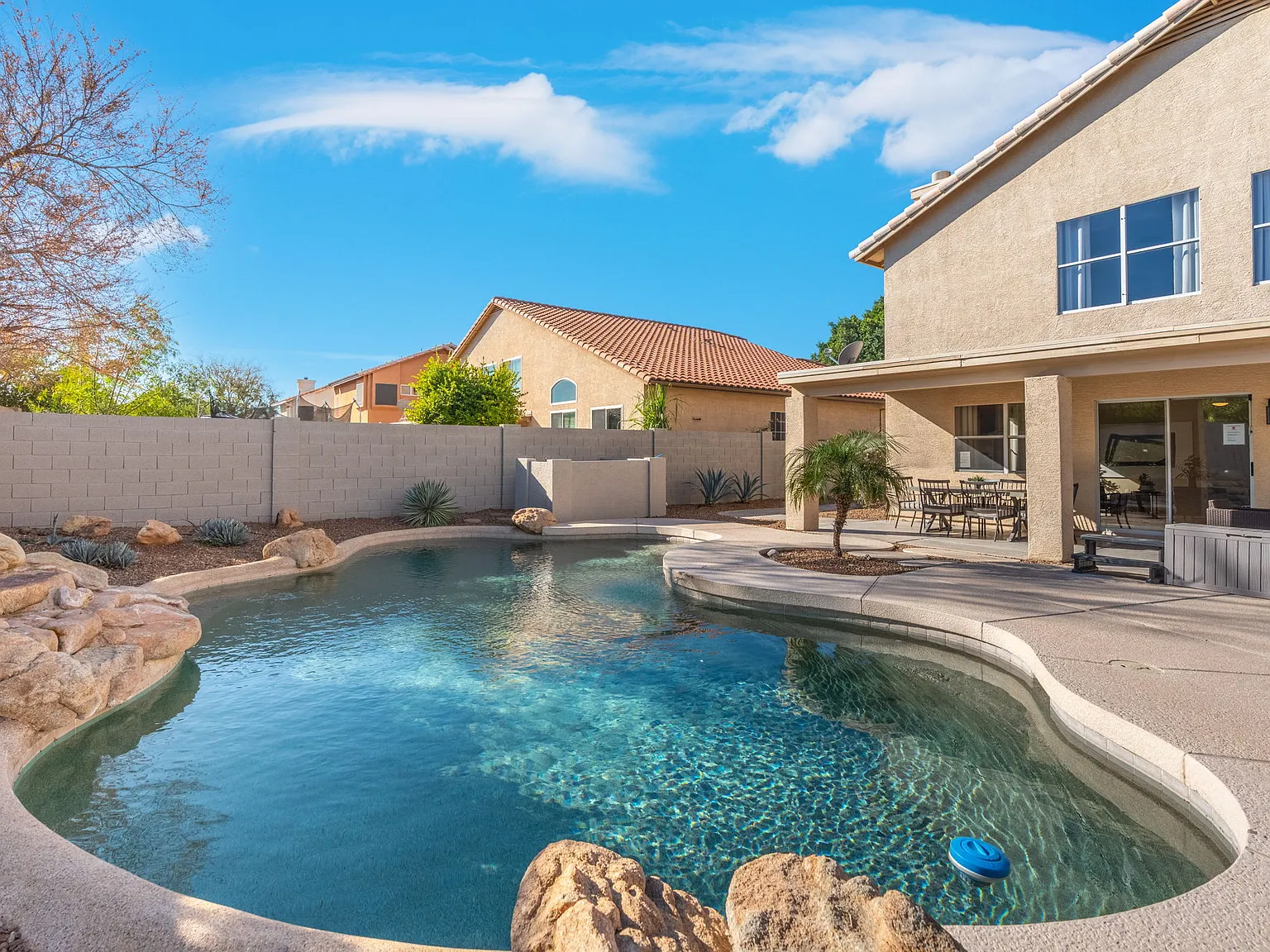 5 bed, 3082 sqft, $5,300 — Photo 1