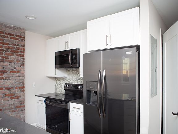 5th image of 228 W 9th St #301