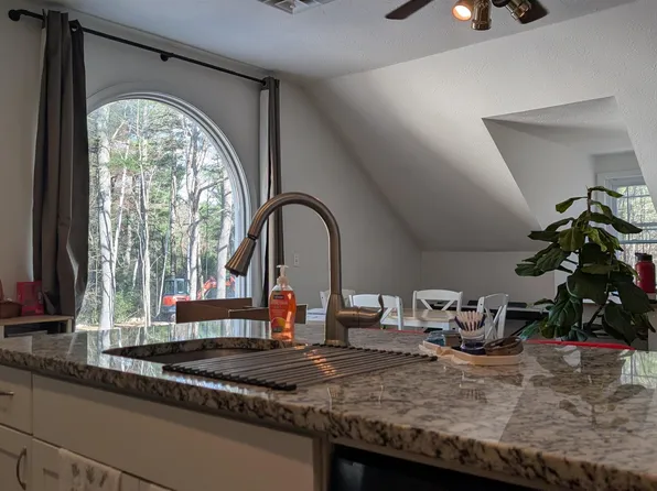 56 McIntosh Ln, Bedford, NH 03110