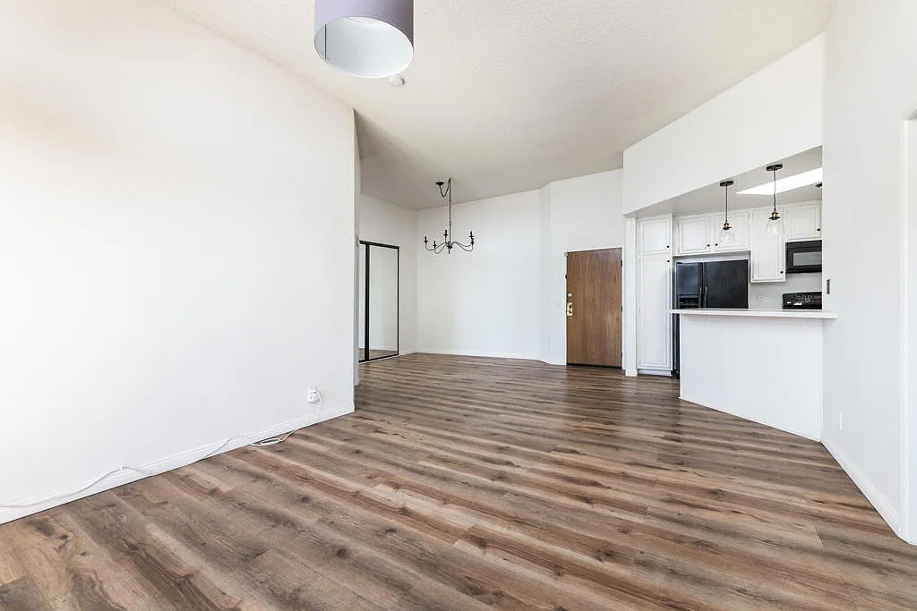 3 bed, 2.0 bath, 1262 sqft, $3,500 — Photo 2