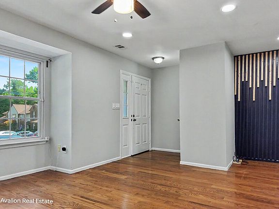 3rd image of 102 Appletree Ct