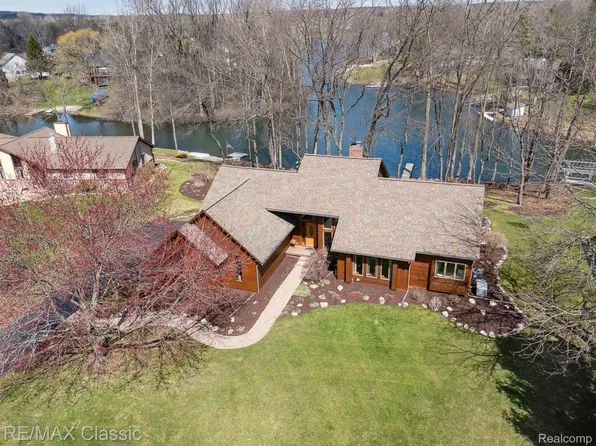3601 Taggett Lake Ct, Highland, MI 48357